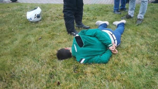 Yarım saatte üç kişiyi bıçakladı.