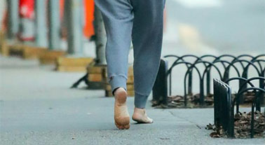 Yıldız oyuncu sokakta yalın ayak dolaştı