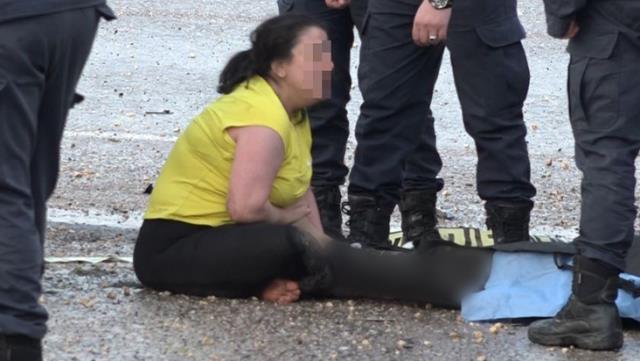 Kazada ölen kocasının cansız bedenini bırakmak istemedi