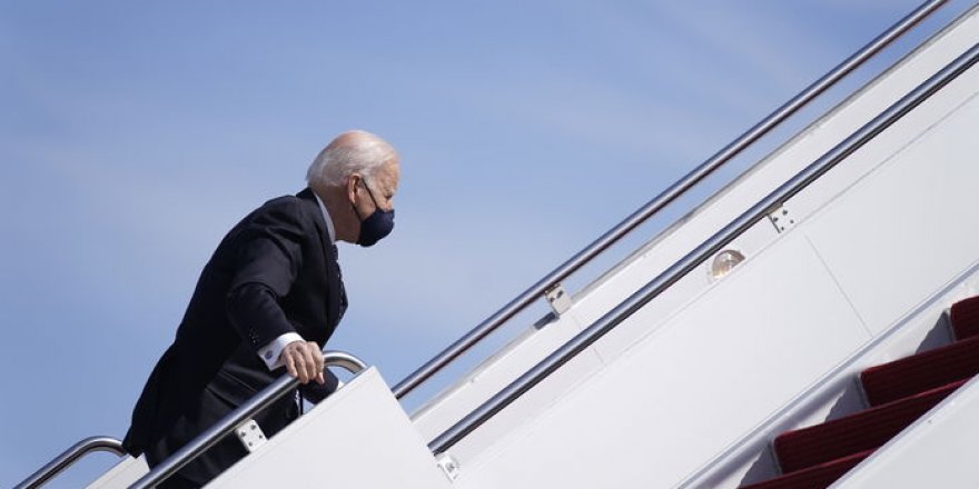 ABD Başkanı Biden'ın uçağa binerken 3 kez düşmesi gündem oldu