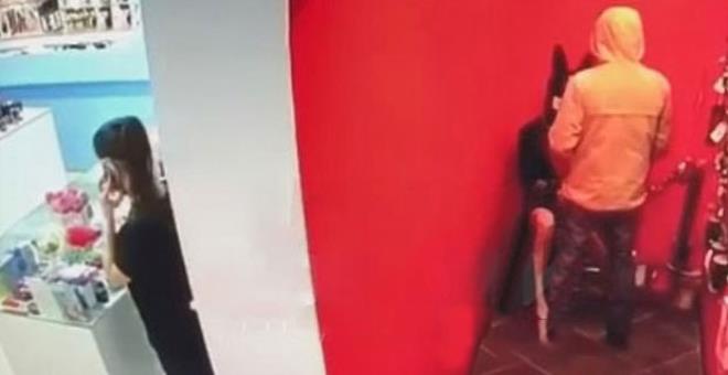 Kasiyer, şişme bebekle ilişkiye girmeye çalışan adama saldırdı