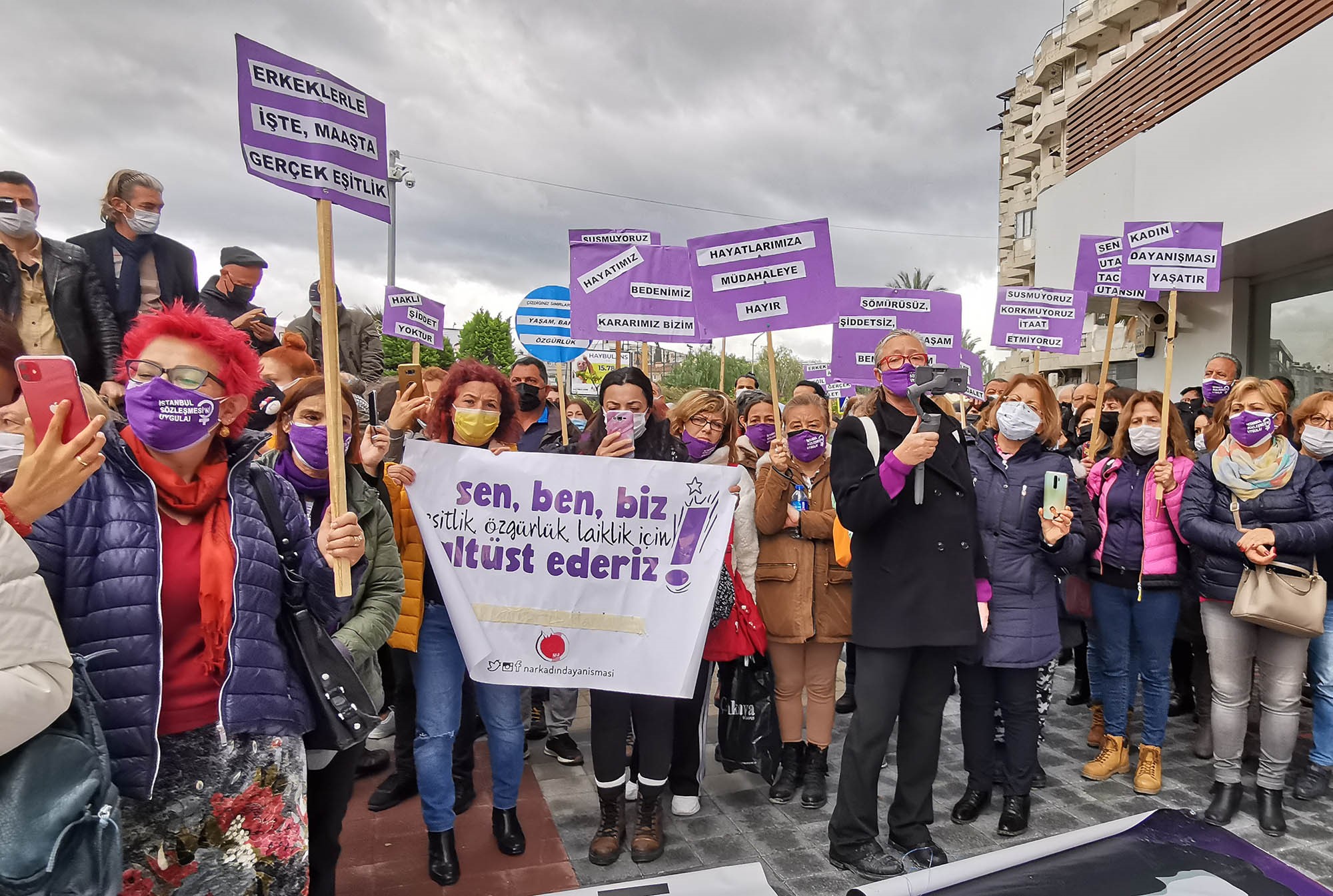 KUŞADALI KADINLAR İSTANBUL SÖZLEŞMESİ'NİN FESHEDİLMESİNİ PROTESTO ETTİ