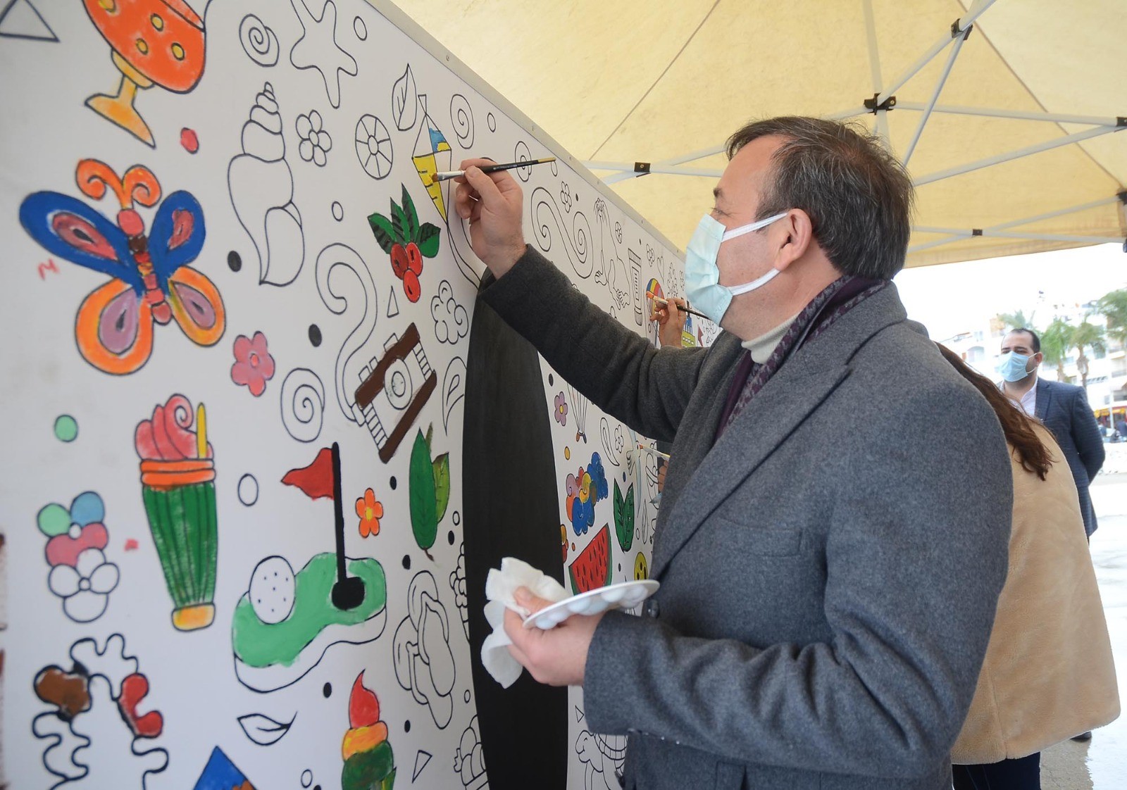 MUTLULUĞUN RESMİNİ BOYADILAR