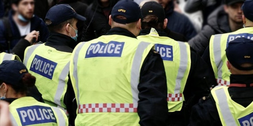 İngiltere'de olaylı gece: Bristol kentinde eylemciler polis karakoluna saldırdı!