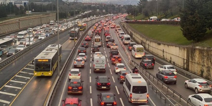 İstanbul'da haftanın ilk günü trafik yoğunluğu yüzde 60'ı geçti
