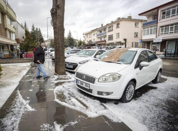 İstanbul'da çamur, Ankara'da dolu yağdı