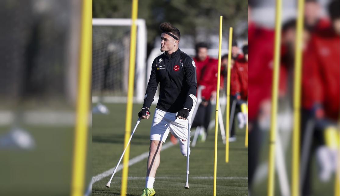 Ampute Milli Futbol Takımı'nın Oyuncusu Kemal Güleş Hayallerinin Peşinde Koşuyor