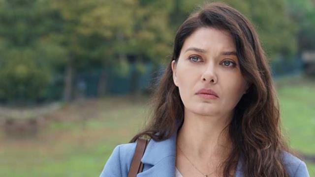 "Eşofmandan bıktım" diyen Nurgül Yeşilçay, derin yırtmaçlı elbisesiyle poz verdi