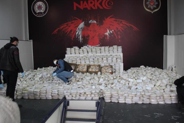 Limandaki gemide 3 ton 860 kilo esrar, 99 bin uyuşturucu hap ele geçirildi