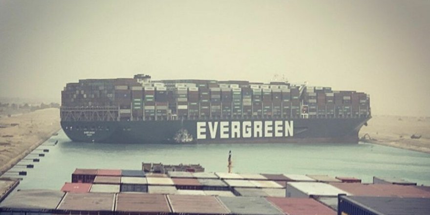 Süveyş Kanalı'nda 400 metrelik gemi karaya oturdu: Gemi trafiği durdu