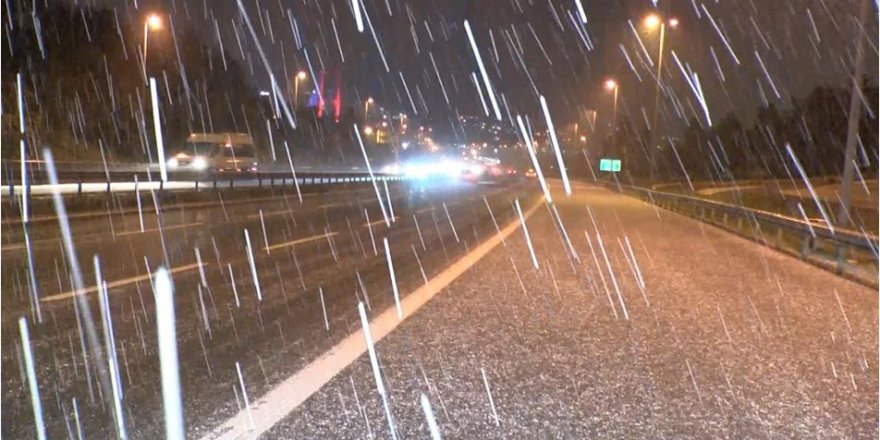 İstanbul'da bazı bölgelere kısa süreli kar ve dolu yağdı