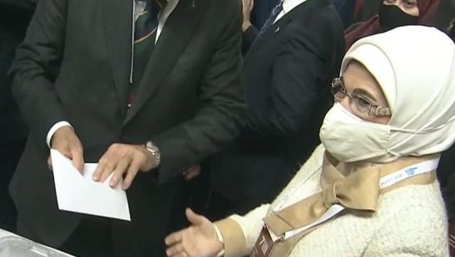 Sosyal mesafe kuralına uyulmaması Emine Erdoğan'ı kızdırdı