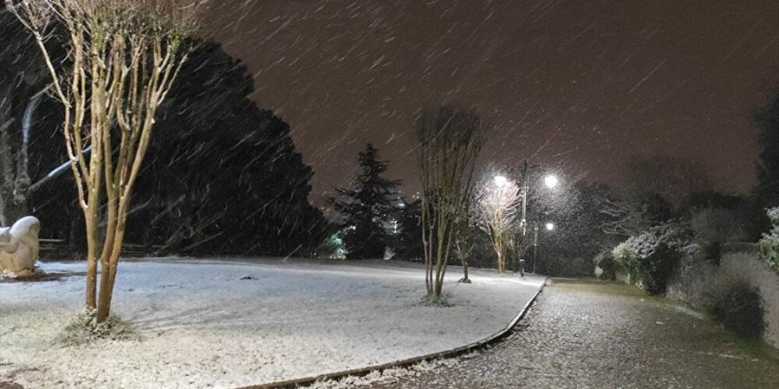 İstanbul'da yüksek kesimlerde kar yağışı etkili oluyor