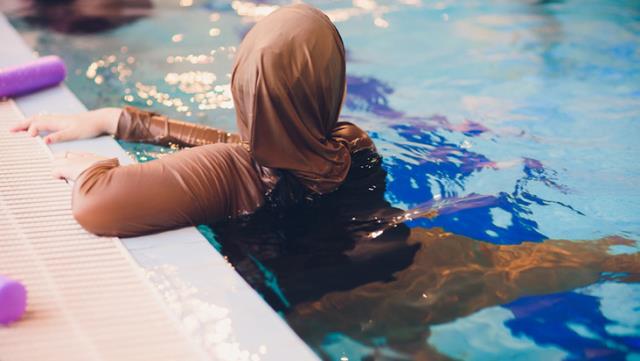 Lüks sitede haşema ile havuza giremeyen kadın harekete geçti!