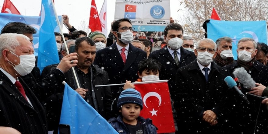 Çin, büyükelçilik önünde protesto edildi
