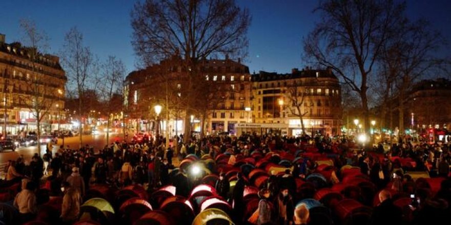 Göçmenler Paris'in göbeğine kamp kurdu!