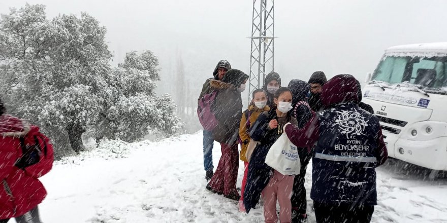 Okul Servisleri Yolda Kalan Öğrencilerin Yardımına Aydın Büyükşehir Belediyesi Yetişti