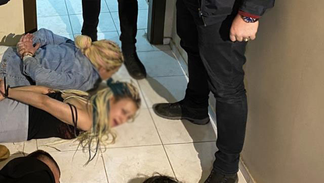 İlişki vaadiyle çağırdıkları kişileri gasp eden çeteye "Yarasa Kız" operasyonu
