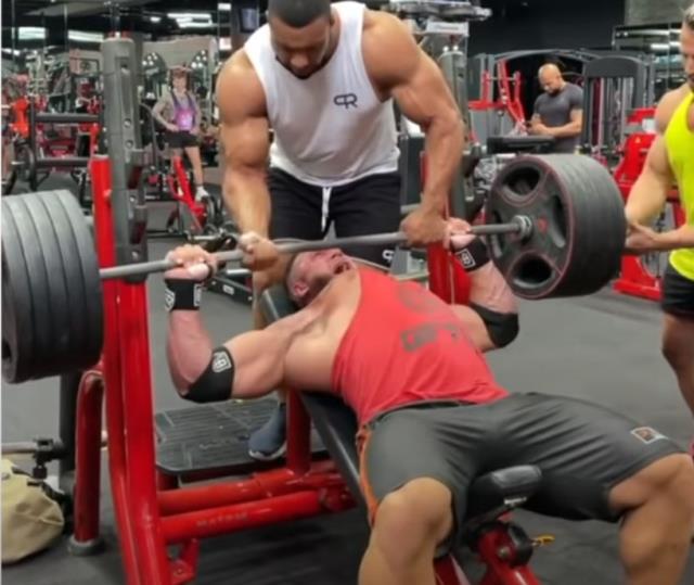 220 kilogram kaldırmaya çalışırken göğüs kası kemikten koptu