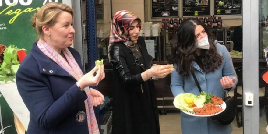 Alman bakan Giffey, Kreuzberg ziyaretinde çiğ köfte denedi