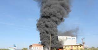 Kütahya'da ambalaj fabrikasında çıkan yangına müdahale ediliyor