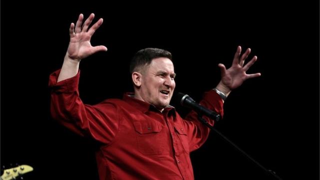 Şarkı sözleri başına iş açtı.