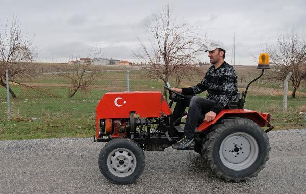 Hurda parçalardan saatte 50 kilometre gidebilen mini traktör yaptı!