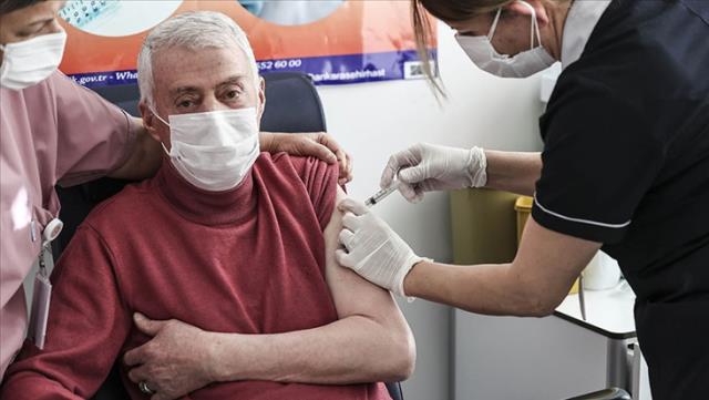 Türkiye'de 60 yaş üstü ve riskli gruplar için için aşılama başlıyor