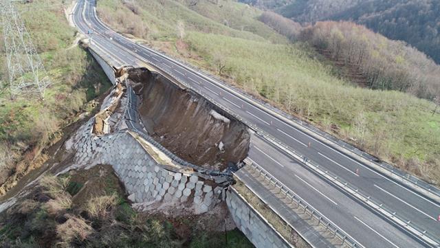 D-655 Karayolu'nun 85 metrelik bölümü çöktü!