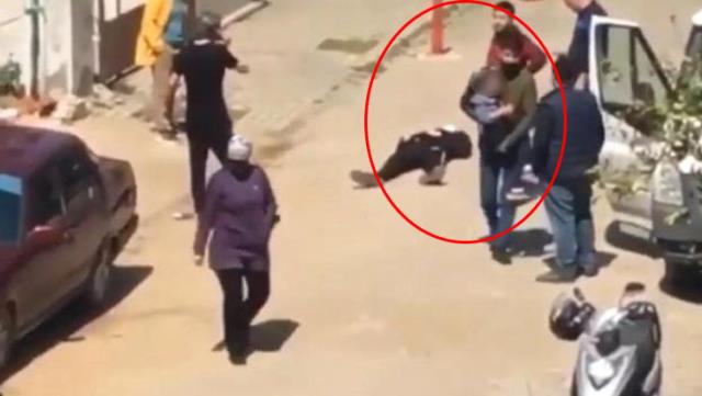 Eski sevgilisi tarafından öldürülen kadının küçük kızı, vahşeti görmemesi için olay yerinden böyle uzaklaştırıldı