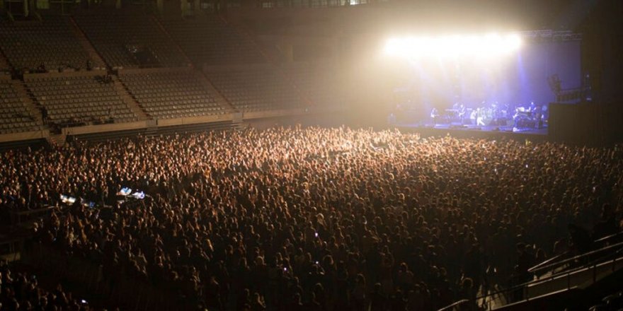 Barcelona'da 5 bin kişilik konser deneyi: Maske var, sosyal mesafe yok