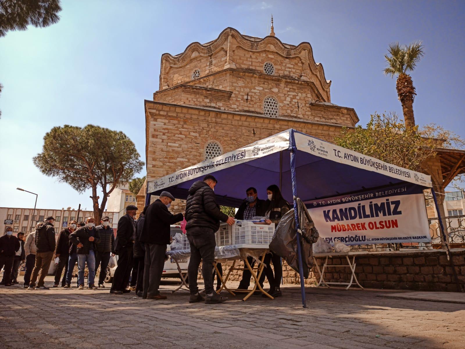 BÜYÜKŞEHİR BELEDİYESİ BERAT KANDİLİ’NDE VATANDAŞLARA HELVA DAĞITTI