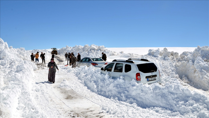 Muş'ta Kar Ve Tipi Nedeniyle Araçlarında Mahsur Kalan 45 Kişi Kurtarıldı
