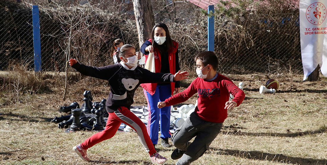 Kastamonu'da Gönüllü Gençler Köy Okuluna 'Mutluluk' Taşıdı