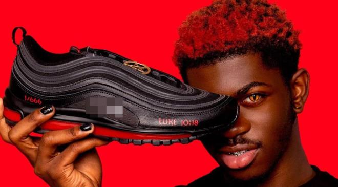 Dünyaca ünlü rapçi tasarladığı ayakkabıların içine koyduğu şeyle büyük tepki topladı.