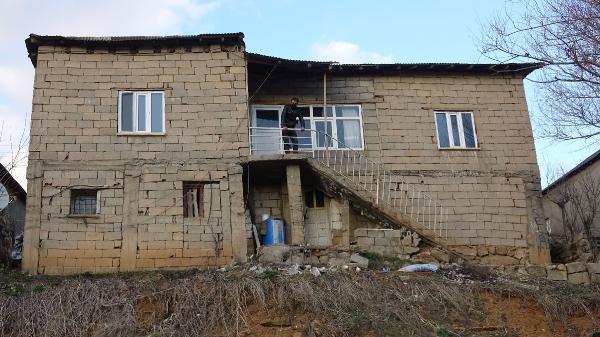 Sebze fidesi yetiştirmek için kiraya çıkıp, evini seraya dönüştürdü!