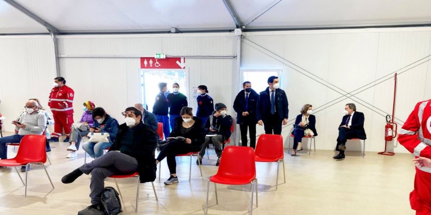 İtalya başbakanı ve eşi, koronavirüs aşısı için sıra beklerken görüntülendi