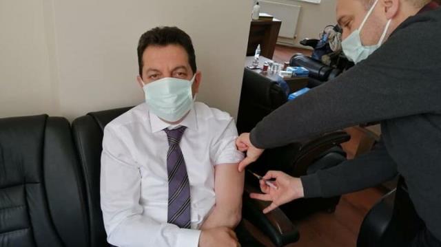 48 yaşındaki belediye başkanı "Sıram geldi" diyerek başhekimi makamına çağırıp aşı yaptırdı