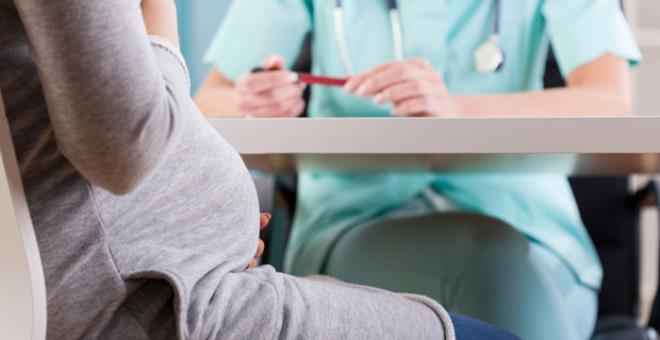 Kontrole giden hamile kadın aldığı haber sonrası şaşkınlığa uğradı.