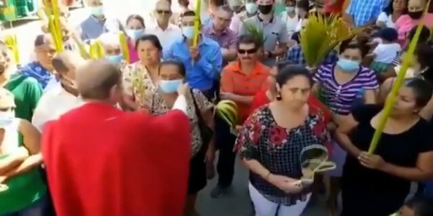 Katolik rahipten skandal istek: Vatandaşlardan maskelerini çıkarmalarını istedi