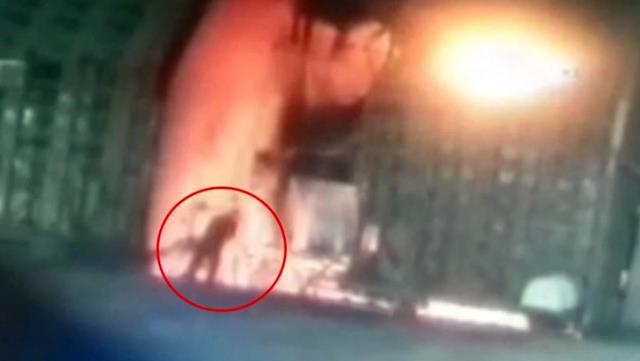 Yüklü miktarda para kaybeden fabrika işçisi, 900 derecelik çelik eritme fırınına atladı