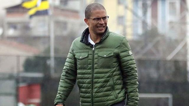 Fenerbahçe'nin efsanesi Alex de Souza, resmi olarak teknik adamlığa başladığını duyurdu