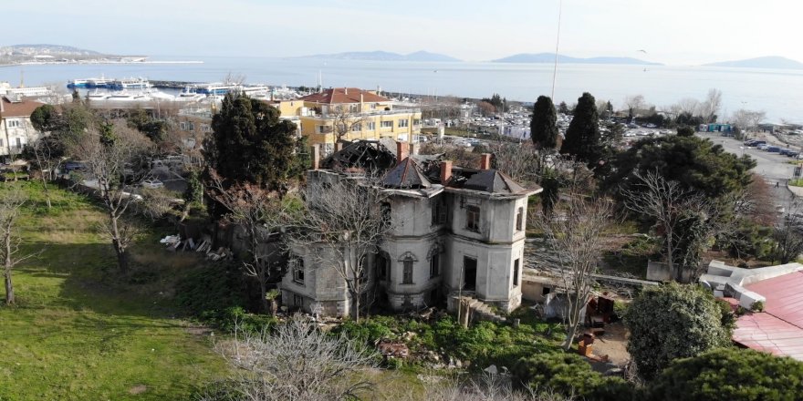 Kadıköy’deki 118 yıllık Madam Tamara Köşkü harabeye döndü
