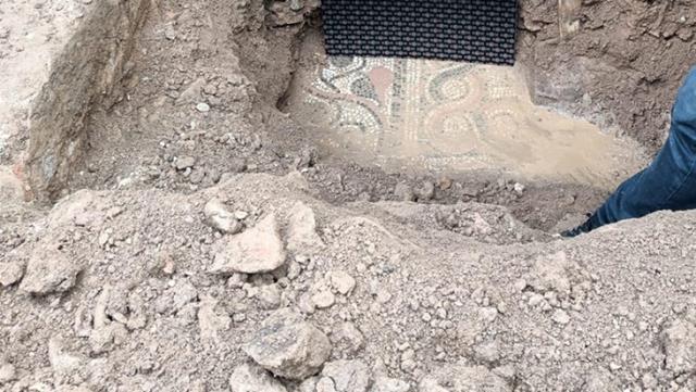 İzmir'de kaçak kazı sırasında manastır ve 1500 yıllık mozaik bulundu