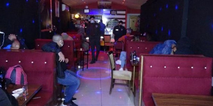 İzmir'de kısıtlamalara uymayan eğlence mekanına baskın: 22 kişiye toplam 69 bin 600 TL ceza yazıldı