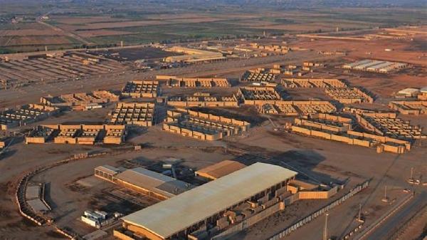 Balad üssüne roket düştü