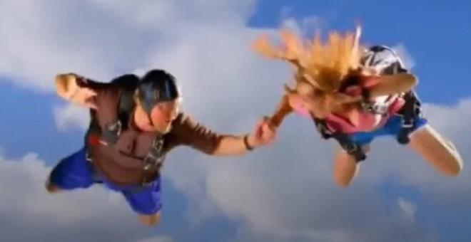 Bunu da gördük! Paraşütte cinsel ilişkiye girmenin sonu kötü bitti