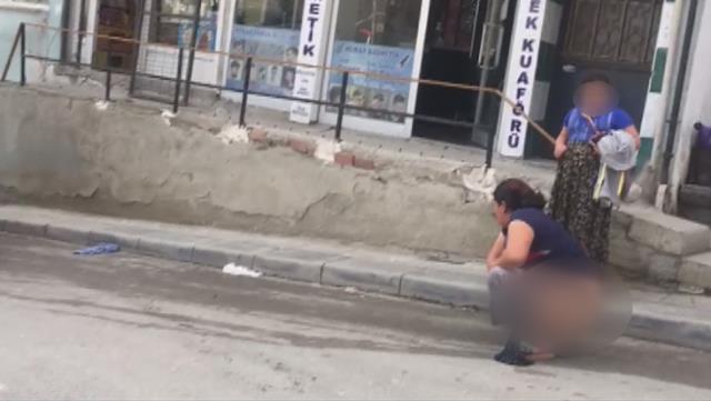 İstanbul'da hırsızlık yaparken yakalanan iki kadın kıyafetlerini çıkarıp sokağın ortasına tuvaletini yaptı