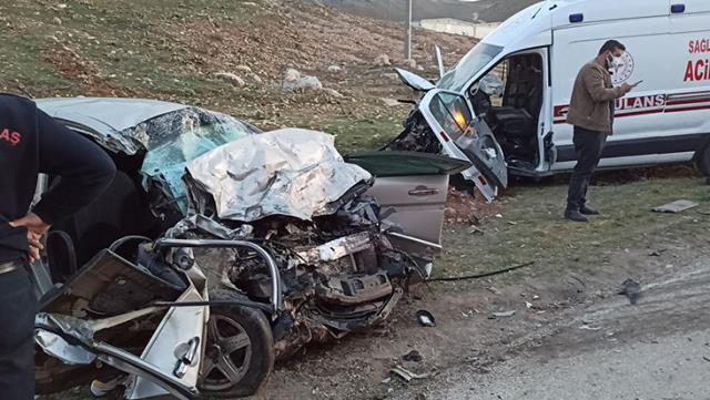 Ambulans ile otomobil kafa kafaya çarpıştı acı tablo :