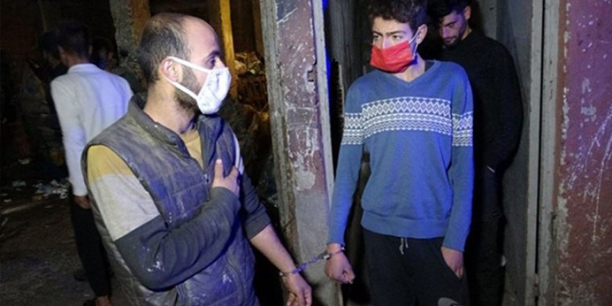 Birbirlerine kelepçelenen iki kardeşi polis kurtardı